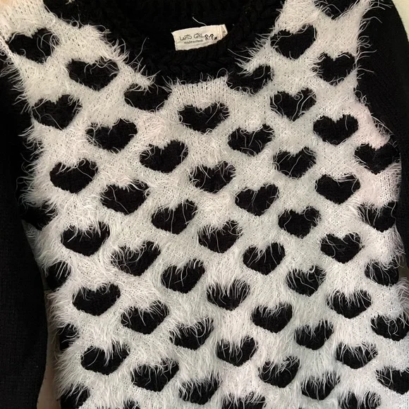 🖤 Black & White Heart Sweater 🤍 - Picture 4 of 7